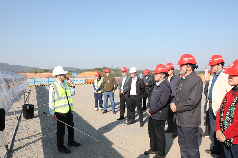 圖1:黃洲一行到華石樞紐互通施工現(xiàn)場調(diào)研.JPG